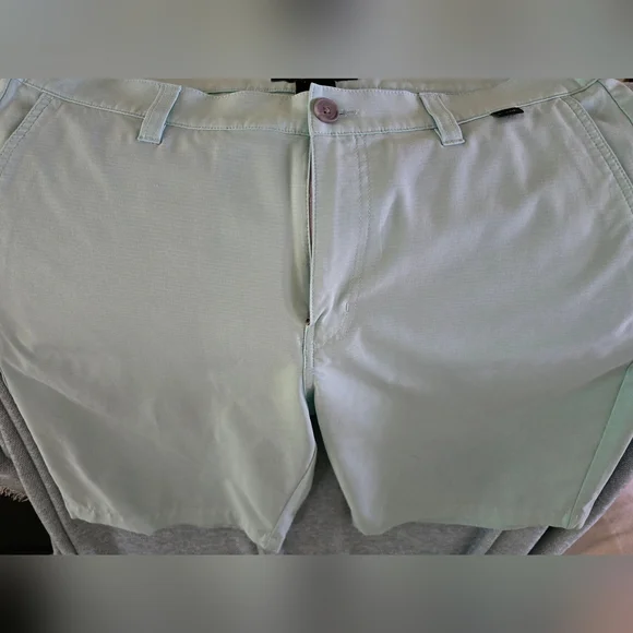 Travis Mathew Men's Shorts Size 36 - Picture 2 of 4